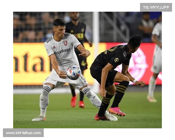 顶棚突发泄漏致多伦多FC比赛延期工作人员连夜抢修确保安全