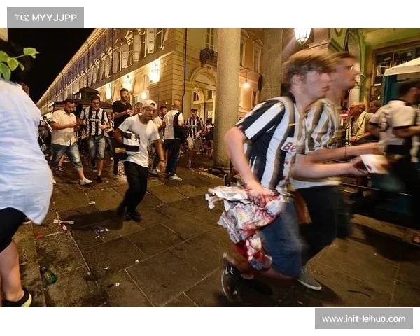 都灵球迷抗议判罚，比赛一度中断