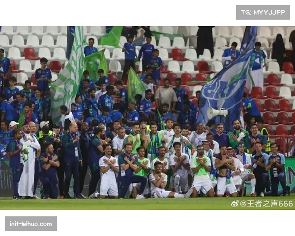 终场哨响，格拉纳达后卫相互击掌，为成功执行保级战防守计划庆祝